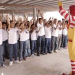 Alunos da Escola Estadual Senador Leite Neto se divertem com palhaço Ronald Mcdonald´s - Os alunos se divertiram com as brincadeiras / Fotos: Juarez Silveira/Seed
