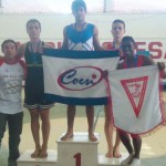 Aluno de escola estadual conquista a prata na ginástica artística nos Jogos Escolares da TV Sergipe - Emanuel no pódio ao lado do professor Admilson de Oliveira / Fotos: Ascom/Seed