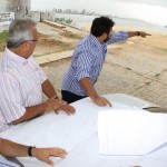 Vicegovernador e secretário vistoriam o andamento das obras na Orla da Atalaia Nova - Fotos: Mario Sousa/Seinfra
