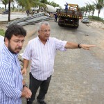 Vicegovernador e secretário vistoriam o andamento das obras na Orla da Atalaia Nova - Fotos: Mario Sousa/Seinfra