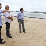 Vicegovernador e secretário vistoriam o andamento das obras na Orla da Atalaia Nova - Fotos: Mario Sousa/Seinfra