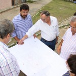Vicegovernador e secretário vistoriam o andamento das obras na Orla da Atalaia Nova - Fotos: Mario Sousa/Seinfra