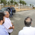 Vicegovernador e secretário vistoriam o andamento das obras na Orla da Atalaia Nova - Fotos: Mario Sousa/Seinfra