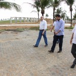 Vicegovernador e secretário vistoriam o andamento das obras na Orla da Atalaia Nova - Fotos: Mario Sousa/Seinfra