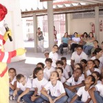 Alunos da Escola Estadual Senador Leite Neto se divertem com palhaço Ronald Mcdonald´s - Os alunos se divertiram com as brincadeiras / Fotos: Juarez Silveira/Seed