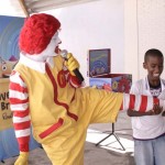 Alunos da Escola Estadual Senador Leite Neto se divertem com palhaço Ronald Mcdonald´s - Os alunos se divertiram com as brincadeiras / Fotos: Juarez Silveira/Seed