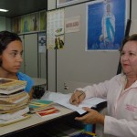 Leitura vira terapia para pacientes e acompanhantes no Huse - A funcionária Gleide Selma Cruz / Fotos: Wellington Barreto/SES