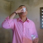 e o diretor de Infraestrutura Hélio Sobral conferindo o dessalinizador / Fotos: Ascom/Cohidro