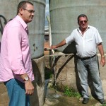 e o diretor de Infraestrutura Hélio Sobral conferindo o dessalinizador / Fotos: Ascom/Cohidro