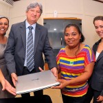 Aluna especial recebe notebook de presente - O secretáriochefe da Casa Civil