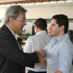 Governador encaminha projeto com reajuste do magistério para a Assembleia Legislativa - O governador Marcelo Déda cumprimenta o deputado Gustinho Ribeiro