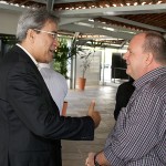Governador encaminha projeto com reajuste do magistério para a Assembleia Legislativa - O governador Marcelo Déda cumprimenta o deputado Gustinho Ribeiro