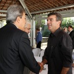 Governador encaminha projeto com reajuste do magistério para a Assembleia Legislativa - O governador Marcelo Déda cumprimenta o deputado Gustinho Ribeiro