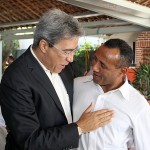Governador encaminha projeto com reajuste do magistério para a Assembleia Legislativa - O governador Marcelo Déda cumprimenta o deputado Gustinho Ribeiro