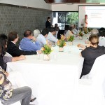 Governador encaminha projeto com reajuste do magistério para a Assembleia Legislativa - O governador Marcelo Déda cumprimenta o deputado Gustinho Ribeiro