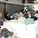 Governador encaminha projeto com reajuste do magistério para a Assembleia Legislativa - O governador Marcelo Déda cumprimenta o deputado Gustinho Ribeiro
