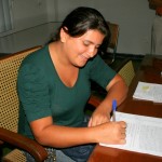 Cohidro volta a perfurar poços em propriedades particulares - Crislaine assina contrato / Fotos: Ascom/Cohidro