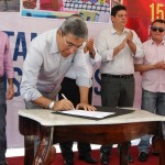 Déda participa de assinatura de ordem de serviço da PMA - O prefeito Edvaldo Nogueira assina ordem de serviço