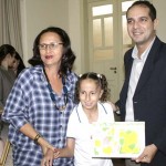 Alunos com necessidades especiais recebem telas expostas no PMOC - A aluna Claudianca Conceição recebe o quadro pintado por ela