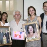 Alunos com necessidades especiais recebem telas expostas no PMOC - A aluna Claudianca Conceição recebe o quadro pintado por ela