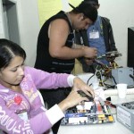 Oficina de Metarreciclagem de Computadores insere alunos no mercado de trabalho - Fotos: Juarez Silveira/Seed