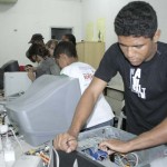 Oficina de Metarreciclagem de Computadores insere alunos no mercado de trabalho - Fotos: Juarez Silveira/Seed