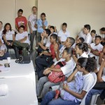 Alunos da escola Valnir Chagas entrevistam psicólogo no 'Projeto Mais Educação' - Fotos: Wandycler Júnior/Seed