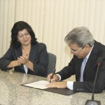 Déda passa a semana em busca de investimentos para SE - Déda assina termo que isenta mais de 5 mil alunos da inscrição do vestibular da UFS / Foto: Marcelle Cristinne/ASN