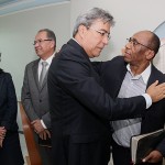 Déda comparece ao velório da mãe do deputado Antônio dos Santos -