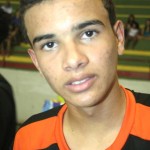 Encerramento dos Jogos da Primavera contou com a presença de atletas internacionais - O treinador Carlos Vinícius abraça o aluno do Costa e Silva