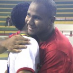Encerramento dos Jogos da Primavera contou com a presença de atletas internacionais - O treinador Carlos Vinícius abraça o aluno do Costa e Silva