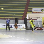 Encerramento dos Jogos da Primavera contou com a presença de atletas internacionais - O treinador Carlos Vinícius abraça o aluno do Costa e Silva