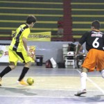 Encerramento dos Jogos da Primavera contou com a presença de atletas internacionais - O treinador Carlos Vinícius abraça o aluno do Costa e Silva