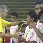 Encerramento dos Jogos da Primavera contou com a presença de atletas internacionais - O treinador Carlos Vinícius abraça o aluno do Costa e Silva