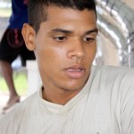 Servidores e alunos da rede estadual auxiliam na confecção dos carros temáticos para o 7 de Setembro  - Fotos: Ascom/Seed