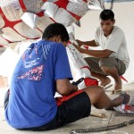 Servidores e alunos da rede estadual auxiliam na confecção dos carros temáticos para o 7 de Setembro  - Fotos: Ascom/Seed