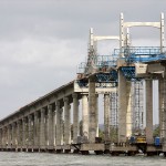 Déda leva deputados e prefeitos para verificar obras da ponte Gilberto Amado  - Foto: Marco Vieira/ASN