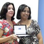 Maternidade homenageia médicos com café da manhã - Carline Rabelo homenageia a pediatra Geilza França / Fotos: Ricardo Pinho/FHS