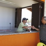 Jackson participa da abertura de quiosques da praia de Aruana -