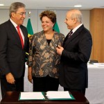 Dilma e Déda assinam contrato que amplia em R$ 683 milhões o crédito para novos investimentos - O governador Marcelo Déda