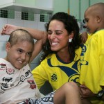 Atletas do Vôlei de Praia visitam Oncologia do Huse -