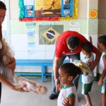 Crianças da Creche Irmã Graça recebem brinquedos arrecadados através do ‘Reutilize Alegria’  - Fotos: Ascom/Semarh