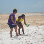 Atletas do Circuito Nacional de Vôlei de Praia dão aula para alunos da rede estadual  - Fotos: Ascom/Seed