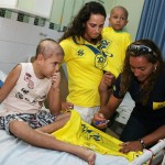 Atletas do Vôlei de Praia visitam Oncologia do Huse -