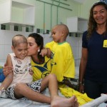 Atletas do Vôlei de Praia visitam Oncologia do Huse -