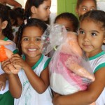 Crianças da Creche Irmã Graça recebem brinquedos arrecadados através do ‘Reutilize Alegria’  - Fotos: Ascom/Semarh