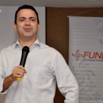 Saúde inicia capacitação de profissionais sobre TDO em tuberculose - O médico infectologista da Diretoria de Vigilância Epidemiológica da SES
