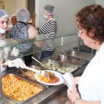 Gestoras da maternidade servem almoço para funcionários em comemoração ao Natal - Fotos: Bruno César / FHS