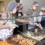 Gestoras da maternidade servem almoço para funcionários em comemoração ao Natal - Fotos: Bruno César / FHS