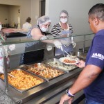 Gestoras da maternidade servem almoço para funcionários em comemoração ao Natal - Fotos: Bruno César / FHS